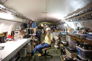 Illustration for article titled Este hombre convirtió un Boeing 727 en medio de un bosque en su asombrosa casa